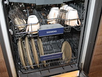 Servies en bestek in keukenblok w.o. glazen, koppen, mokken en borden. - afbeelding 5 van  5