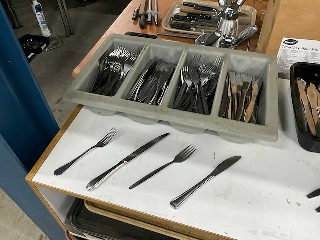 Servies, glaswerk en bestek (100x) - afbeelding 1 van  5