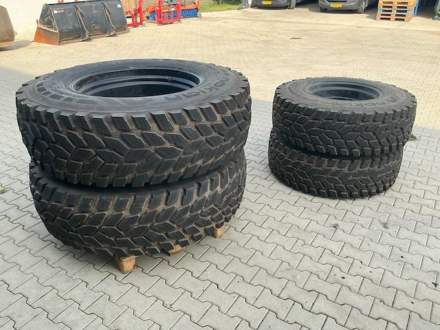 Set 4 nokian hakkapeliitta tri tractorbanden met stalen velgen – 480/80 r34 + 400/80 r24 - afbeelding 1 van  17