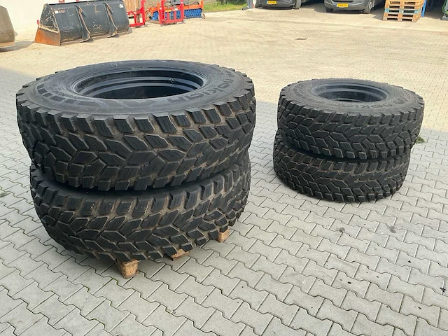 Set 4 nokian hakkapeliitta tri tractorbanden met stalen velgen – 480/80 r34 + 400/80 r24 - afbeelding 1 van  20