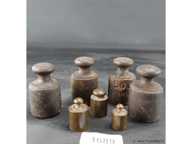 Set antieke bronzen en ijzeren gewichten - afbeelding 1 van  5