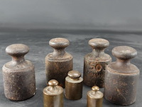 Set antieke bronzen en ijzeren gewichten - afbeelding 1 van  5