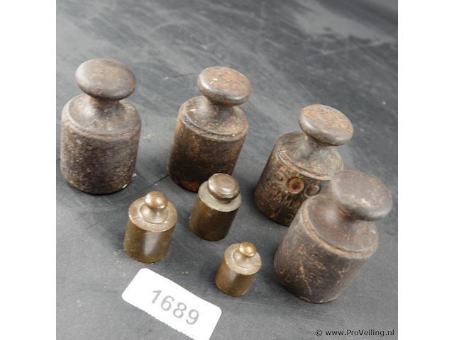Set antieke bronzen en ijzeren gewichten - afbeelding 2 van  5