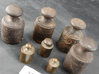 Set antieke bronzen en ijzeren gewichten - afbeelding 2 van  5