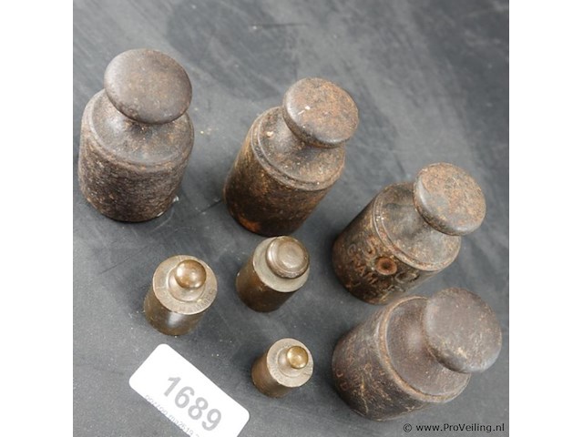 Set antieke bronzen en ijzeren gewichten - afbeelding 3 van  5