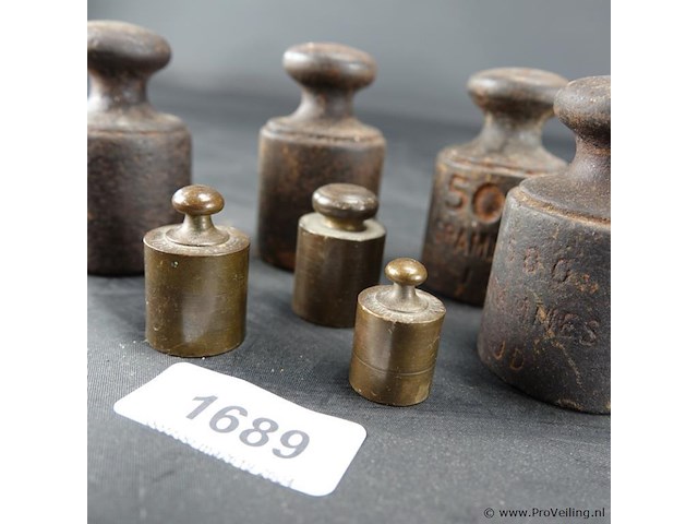 Set antieke bronzen en ijzeren gewichten - afbeelding 4 van  5