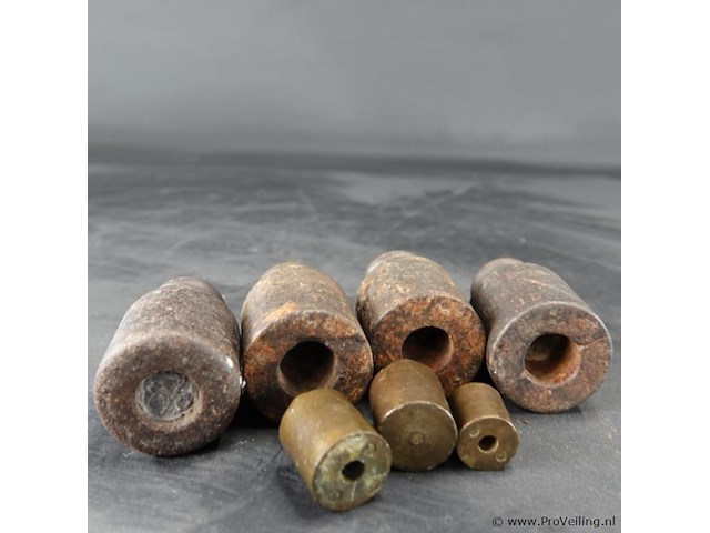 Set antieke bronzen en ijzeren gewichten - afbeelding 5 van  5