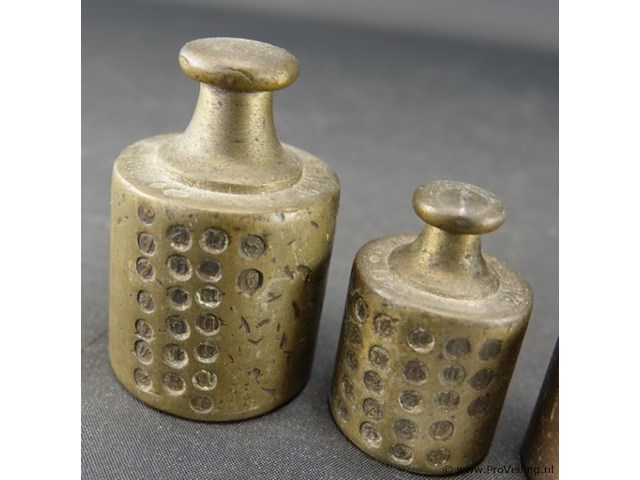 Set antieke geijkte bronzen gewichten - afbeelding 3 van  5