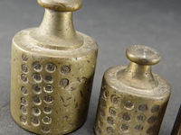 Set antieke geijkte bronzen gewichten - afbeelding 3 van  5