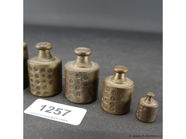 Set antieke geijkte bronzen gewichten - afbeelding 4 van  5