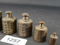 Set antieke geijkte bronzen gewichten - afbeelding 4 van  5