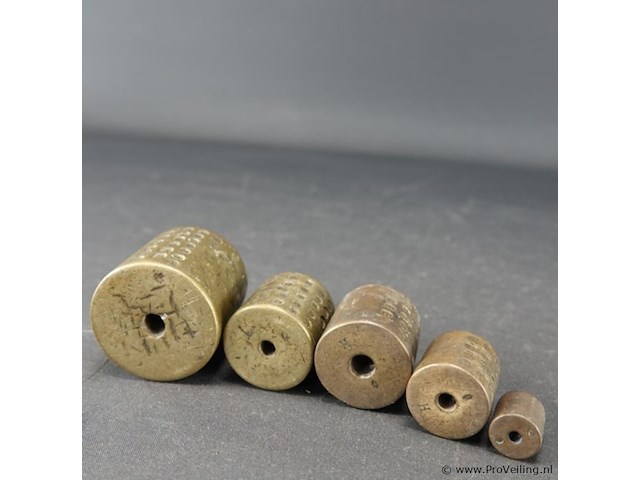 Set antieke geijkte bronzen gewichten - afbeelding 5 van  5