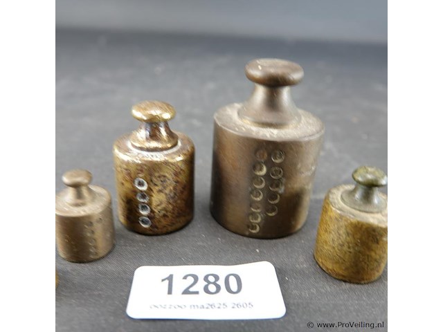 Set antieke geijkte bronzen gewichten - afbeelding 4 van  5