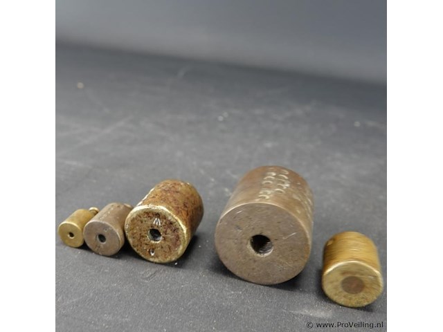 Set antieke geijkte bronzen gewichten - afbeelding 5 van  5