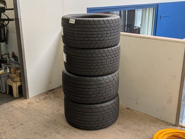 Set banden t.b.v. porsche 992 - afbeelding 1 van  8
