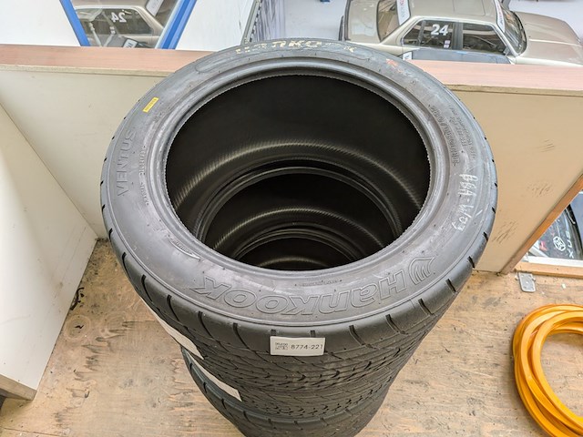 Set banden t.b.v. porsche 992 - afbeelding 3 van  8