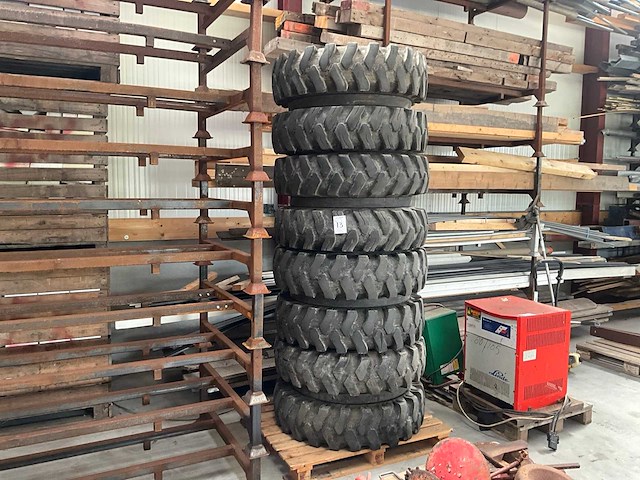 Set banden voor banden graafmachine - afbeelding 1 van  1