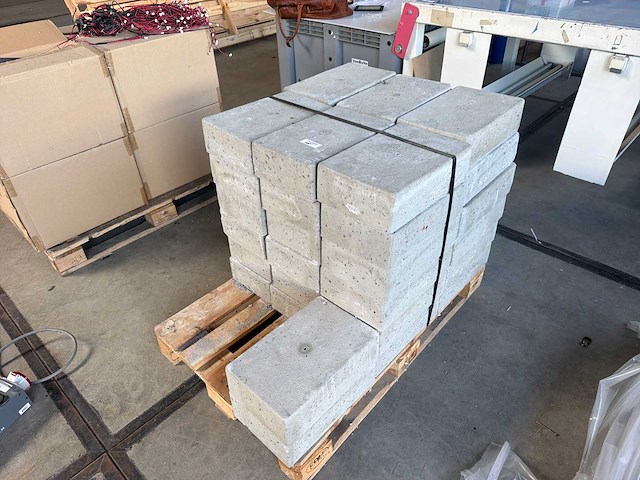 Set betonnen ballastblokken / contragewichten voor masten, displays of tijdelijke constructies (38x) - afbeelding 1 van  3