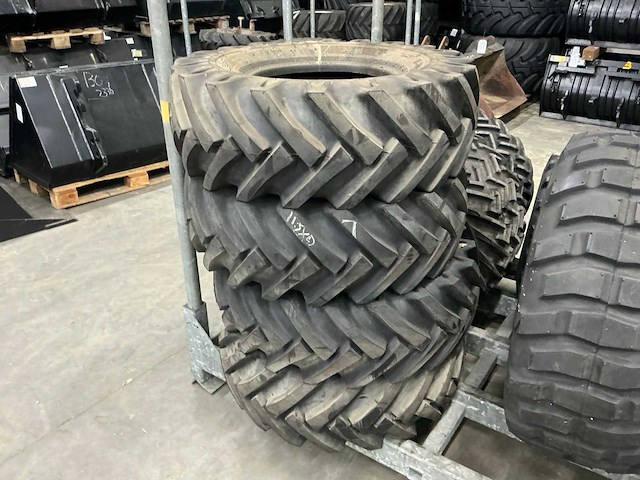 Set bkt implement-as504 banden 11.5/80-15.3 (4x) - afbeelding 1 van  8