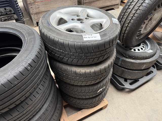 Set lichtmetalen velgen met band bmw e30, vredestein - afbeelding 1 van  4