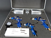 Set ongebruikte pneumatische spuitpistolen in een aluminium koffer. - afbeelding 2 van  5