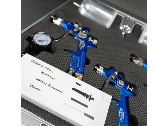 Set ongebruikte pneumatische spuitpistolen in een aluminium koffer. - afbeelding 3 van  5