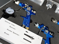 Set ongebruikte pneumatische spuitpistolen in een aluminium koffer. - afbeelding 3 van  5
