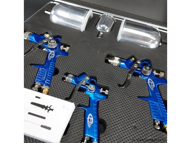 Set ongebruikte pneumatische spuitpistolen in een aluminium koffer. - afbeelding 4 van  5