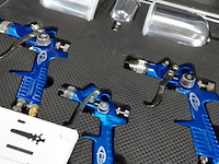 Set ongebruikte pneumatische spuitpistolen in een aluminium koffer. - afbeelding 4 van  5