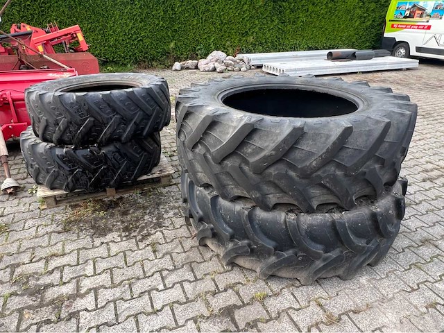 Set pirelli bkt voor en achterbanden - afbeelding 1 van  8