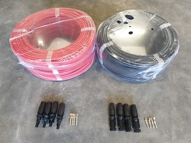 Set solarkabel 25 meter rode + 25 meter zwarte (4mm2) + dc stekkers 4x man en 4x vrouw - afbeelding 1 van  2