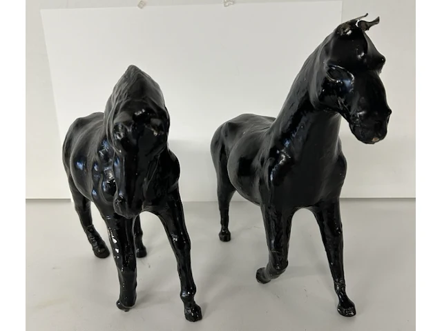 Set van 2 zwarte paarden - afbeelding 1 van  3