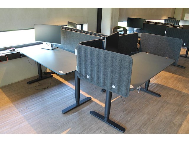 Set van 3 elektrische zit-statafels ikea met afmeting 160 x 80 x 126 cm (max hoogte) en afneembare tussensc... onderdeel van combinatiekavel combinatiekavel van 4 sets van 3 zit-statafels ikea met afmeting 160 x 80 x 126 cm (max hoogte) en afneembare tussenschotten. kavels c004, c172, c173 en c174 - afbeelding 1 van  3