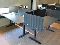 Set van 3 elektrische zit-statafels ikea met afmeting 160 x 80 x 126 cm (max hoogte) en afneembare tussensc... onderdeel van combinatiekavel combinatiekavel van 4 sets van 3 zit-statafels ikea met afmeting 160 x 80 x 126 cm (max hoogte) en afneembare tussenschotten. kavels c004, c172, c173 en c174 - afbeelding 1 van  3