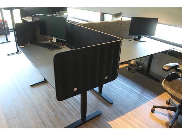 Set van 3 elektrische zit-statafels ikea met afmeting 160 x 80 x 126 cm (max hoogte) en afneembare tussensc... onderdeel van combinatiekavel combinatiekavel van 4 sets van 3 zit-statafels ikea met afmeting 160 x 80 x 126 cm (max hoogte) en afneembare tussenschotten. kavels c004, c172, c173 en c174 - afbeelding 2 van  3