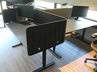 Set van 3 elektrische zit-statafels ikea met afmeting 160 x 80 x 126 cm (max hoogte) en afneembare tussensc... onderdeel van combinatiekavel combinatiekavel van 4 sets van 3 zit-statafels ikea met afmeting 160 x 80 x 126 cm (max hoogte) en afneembare tussenschotten. kavels c004, c172, c173 en c174 - afbeelding 2 van  3