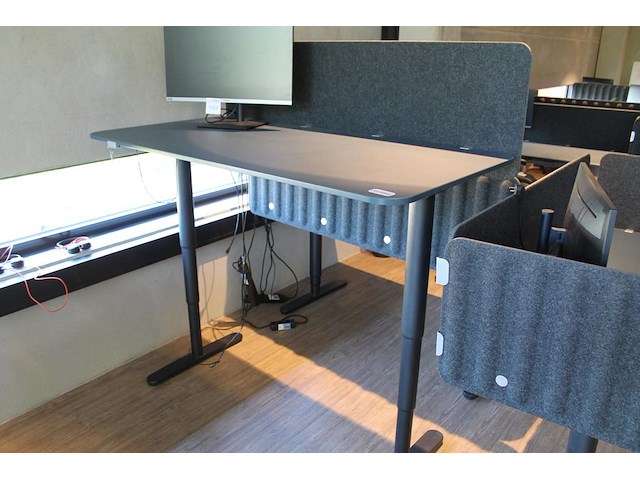 Set van 3 elektrische zit-statafels ikea met afmeting 160 x 80 x 126 cm (max hoogte) en afneembare tussensc... onderdeel van combinatiekavel combinatiekavel van 4 sets van 3 zit-statafels ikea met afmeting 160 x 80 x 126 cm (max hoogte) en afneembare tussenschotten. kavels c004, c172, c173 en c174 - afbeelding 3 van  3
