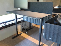 Set van 3 elektrische zit-statafels ikea met afmeting 160 x 80 x 126 cm (max hoogte) en afneembare tussensc... onderdeel van combinatiekavel combinatiekavel van 4 sets van 3 zit-statafels ikea met afmeting 160 x 80 x 126 cm (max hoogte) en afneembare tussenschotten. kavels c004, c172, c173 en c174 - afbeelding 3 van  3
