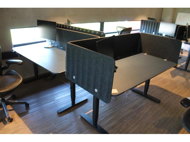 Set van 3 elektrische zit-statafels ikea met afmeting 160 x 80 x 126 cm (max hoogte) en afneembare tussensc... onderdeel van combinatiekavel combinatiekavel van 4 sets van 3 zit-statafels ikea met afmeting 160 x 80 x 126 cm (max hoogte) en afneembare tussenschotten. kavels c004, c172, c173 en c174 - afbeelding 1 van  2