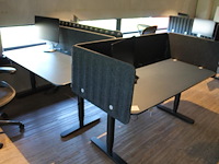 Set van 3 elektrische zit-statafels ikea met afmeting 160 x 80 x 126 cm (max hoogte) en afneembare tussensc... onderdeel van combinatiekavel combinatiekavel van 4 sets van 3 zit-statafels ikea met afmeting 160 x 80 x 126 cm (max hoogte) en afneembare tussenschotten. kavels c004, c172, c173 en c174 - afbeelding 1 van  2