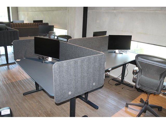 Set van 3 elektrische zit-statafels ikea met afmeting 160 x 80 x 126 cm (max hoogte) en afneembare tussensc... onderdeel van combinatiekavel combinatiekavel van 4 sets van 3 zit-statafels ikea met afmeting 160 x 80 x 126 cm (max hoogte) en afneembare tussenschotten. kavels c004, c172, c173 en c174 - afbeelding 2 van  2