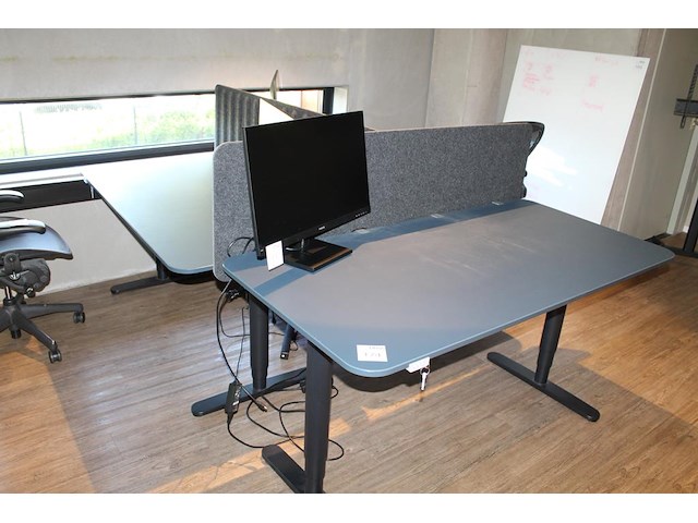 Set van 3 elektrische zit-statafels ikea met afmeting 160 x 80 x 126 cm (max hoogte) en afneembare tussensc... onderdeel van combinatiekavel combinatiekavel van 4 sets van 3 zit-statafels ikea met afmeting 160 x 80 x 126 cm (max hoogte) en afneembare tussenschotten. kavels c004, c172, c173 en c174 - afbeelding 1 van  3