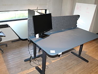 Set van 3 elektrische zit-statafels ikea met afmeting 160 x 80 x 126 cm (max hoogte) en afneembare tussensc... onderdeel van combinatiekavel combinatiekavel van 4 sets van 3 zit-statafels ikea met afmeting 160 x 80 x 126 cm (max hoogte) en afneembare tussenschotten. kavels c004, c172, c173 en c174 - afbeelding 1 van  3