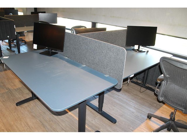 Set van 3 elektrische zit-statafels ikea met afmeting 160 x 80 x 126 cm (max hoogte) en afneembare tussensc... onderdeel van combinatiekavel combinatiekavel van 4 sets van 3 zit-statafels ikea met afmeting 160 x 80 x 126 cm (max hoogte) en afneembare tussenschotten. kavels c004, c172, c173 en c174 - afbeelding 2 van  3