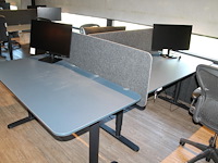 Set van 3 elektrische zit-statafels ikea met afmeting 160 x 80 x 126 cm (max hoogte) en afneembare tussensc... onderdeel van combinatiekavel combinatiekavel van 4 sets van 3 zit-statafels ikea met afmeting 160 x 80 x 126 cm (max hoogte) en afneembare tussenschotten. kavels c004, c172, c173 en c174 - afbeelding 2 van  3