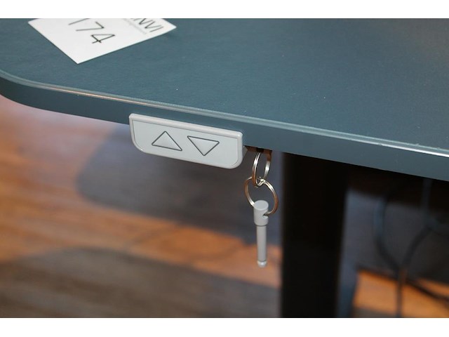 Set van 3 elektrische zit-statafels ikea met afmeting 160 x 80 x 126 cm (max hoogte) en afneembare tussensc... onderdeel van combinatiekavel combinatiekavel van 4 sets van 3 zit-statafels ikea met afmeting 160 x 80 x 126 cm (max hoogte) en afneembare tussenschotten. kavels c004, c172, c173 en c174 - afbeelding 3 van  3