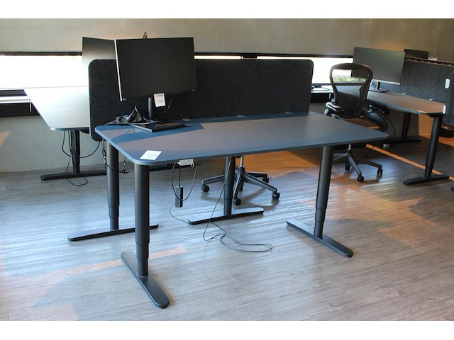 Set van 3 elektrische zit-statafels ikea met afmeting 160 x 80 x 126 cm (max hoogte) en afneembare tussensc... onderdeel van combinatiekavel combinatiekavel van 4 sets van 3 zit-statafels ikea met afmeting 160 x 80 x 126 cm (max hoogte) en afneembare tussenschotten. kavels c004, c172, c173 en c174 - afbeelding 1 van  3