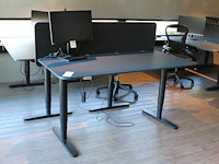 Set van 3 elektrische zit-statafels ikea met afmeting 160 x 80 x 126 cm (max hoogte) en afneembare tussensc... onderdeel van combinatiekavel combinatiekavel van 4 sets van 3 zit-statafels ikea met afmeting 160 x 80 x 126 cm (max hoogte) en afneembare tussenschotten. kavels c004, c172, c173 en c174 - afbeelding 1 van  3