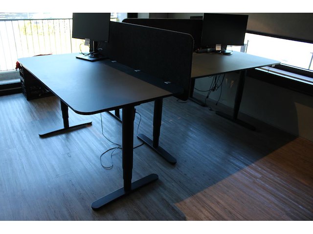 Set van 3 elektrische zit-statafels ikea met afmeting 160 x 80 x 126 cm (max hoogte) en afneembare tussensc... onderdeel van combinatiekavel combinatiekavel van 4 sets van 3 zit-statafels ikea met afmeting 160 x 80 x 126 cm (max hoogte) en afneembare tussenschotten. kavels c004, c172, c173 en c174 - afbeelding 2 van  3