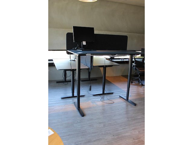 Set van 3 elektrische zit-statafels ikea met afmeting 160 x 80 x 126 cm (max hoogte) en afneembare tussensc... onderdeel van combinatiekavel combinatiekavel van 4 sets van 3 zit-statafels ikea met afmeting 160 x 80 x 126 cm (max hoogte) en afneembare tussenschotten. kavels c004, c172, c173 en c174 - afbeelding 3 van  3